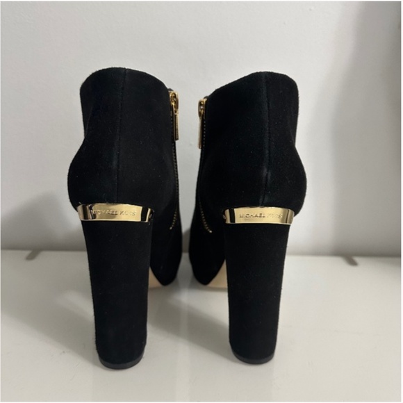 BNWOT- KORS Michael Kors Leather Suede Black Gold Side Zip Heel Ankle Boots (7) - Picture 7 of 13